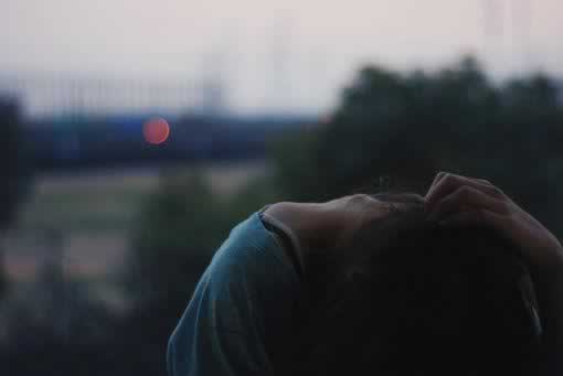 分手后如何有效挽回男友？降低需求感与转印象技巧(图1)