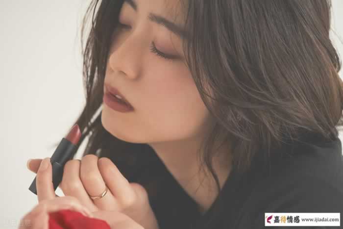 女人假装喜欢你的三大信号，看清真相别再傻等(图2)