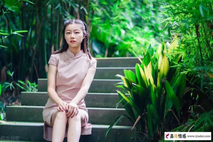 女人假装喜欢你的三大信号，看清真相别再傻等(图1)