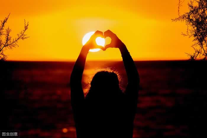 朋友圈挽回爱情的技巧，让他主动找你(图1)