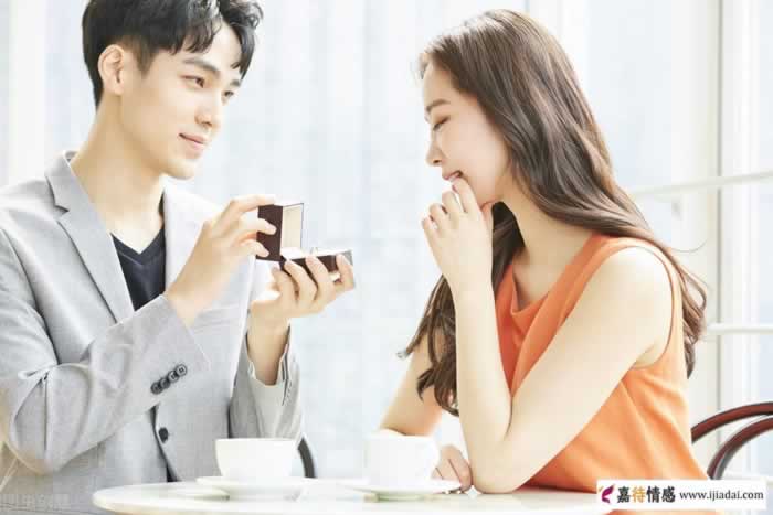 如何让女人主动找你聊天？3个实用方法(图1)