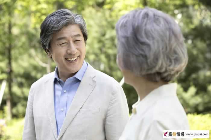 老夫老妻的婚姻危机：平淡、忽略与死气沉沉如何侵蚀感情(图1)