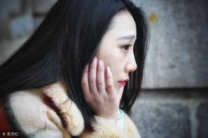 男友和前任还有联系怎么办？温柔化解才是关键(图2)