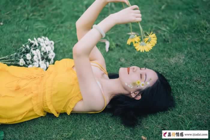 女人的这3种肢体暗示，其实是在等你追她(图1)