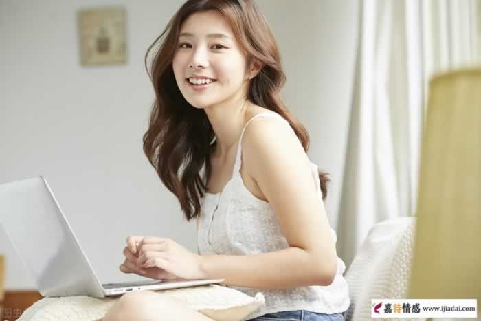 一个女人爱不爱你，身体语言最真实(图1)