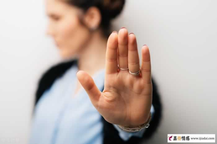 女人心狠时，男人真的会腿软(图1)