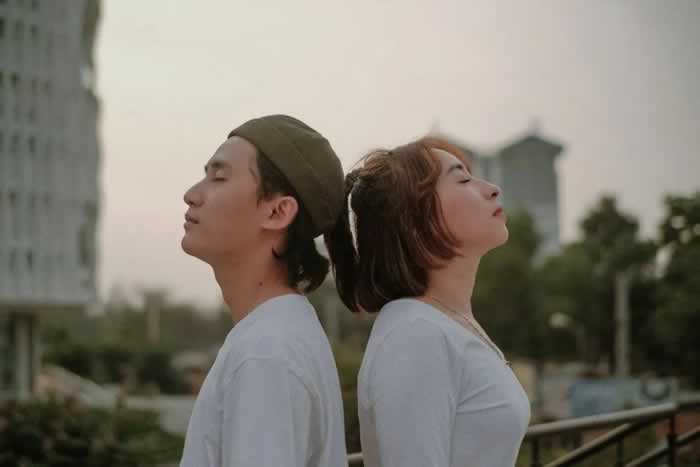 男人背叛后仍对原配好？情感挽回核心技巧｜实用指南(图1)