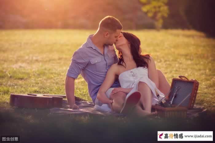 男人主动出击才能打动女人｜情感关系实用指南(图1)