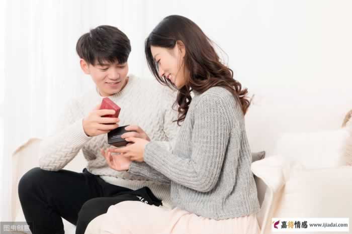 中年夫妻暧昧信号全攻略｜读懂妻子的暗示(图1)