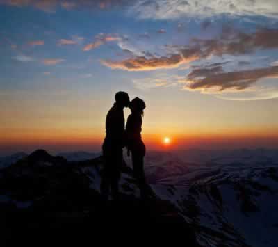 女性在感情中过于主动反而易受伤｜情感关系实用指南(图1)