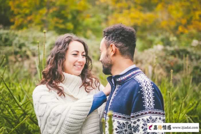 女人有这四个动作一看就知道感情经历就很丰富｜实用指南(图1)