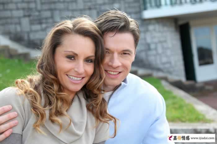 婚外动情的女人晚上三种表现，男人别傻傻不知道｜情感警示(图2)