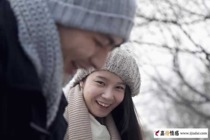 中年男人狠心做这些事，女人不生气反而为你着迷｜情感技巧(图2)