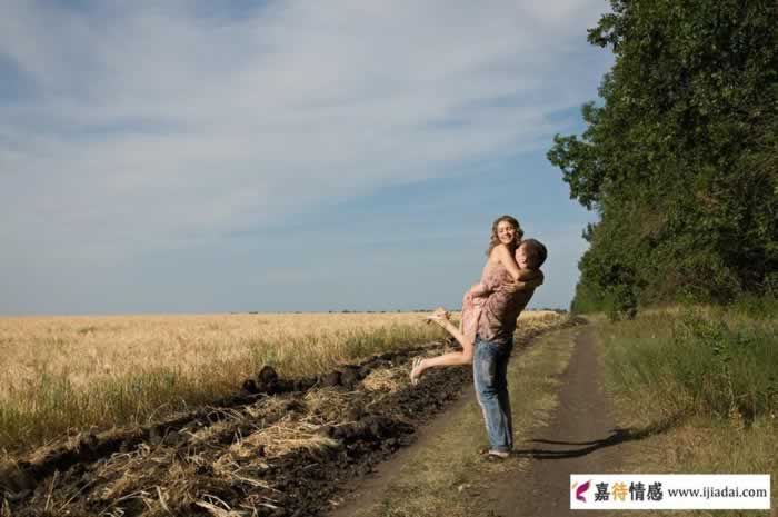 明明不爱你却频繁联系你的中年女人，背后想法揭秘｜情感分析(图1)