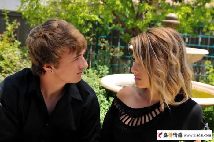 女人对婚外的人动情的三个细微变化｜情感预警(图1)