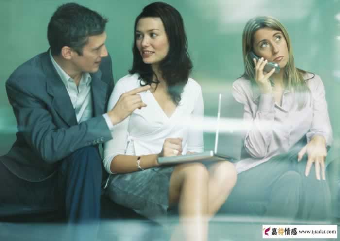 女人对婚外的人动情的三个细微变化｜情感预警(图2)