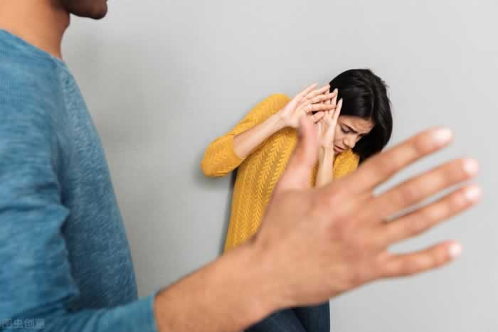 和男朋友经常吵架怎么办｜挽回爱情与离开不对的人全攻略(图3)