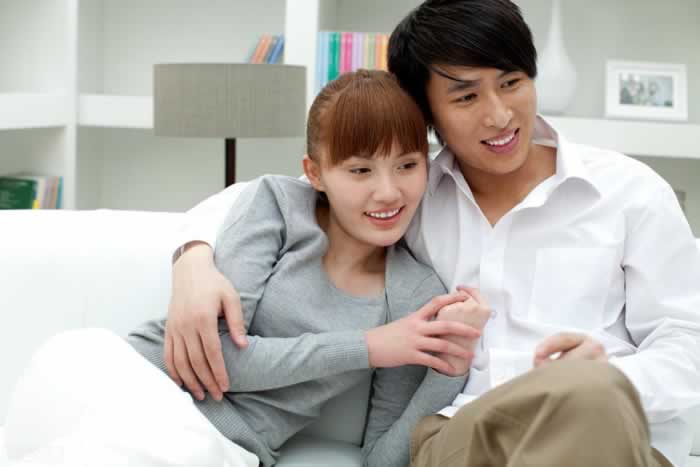 姐弟恋能否实现｜爱上前任共同好友的可能与挑战(图1)