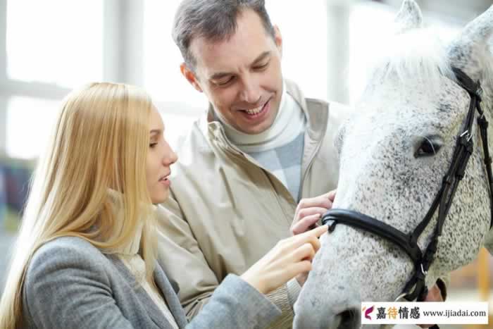 中年男人爱女人时要藏起不自信的话｜情感沟通全攻略(图1)