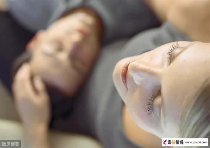 中年女人喜欢一个人的表现男人别错过｜情感识别指南(图4)