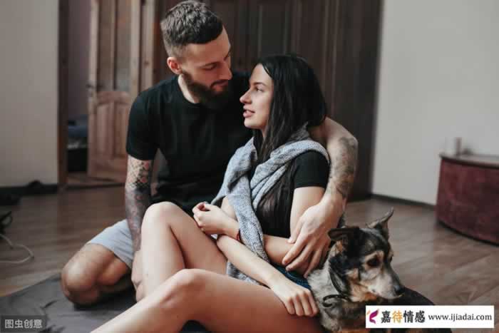 男人不规矩行为中年女人最爱｜情感吸引实用技巧(图1)