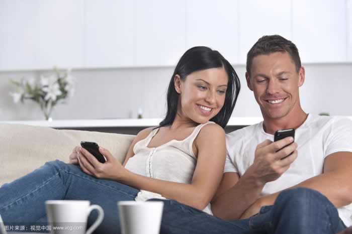 情侣之间到底该不该翻看对方手机？(图2)