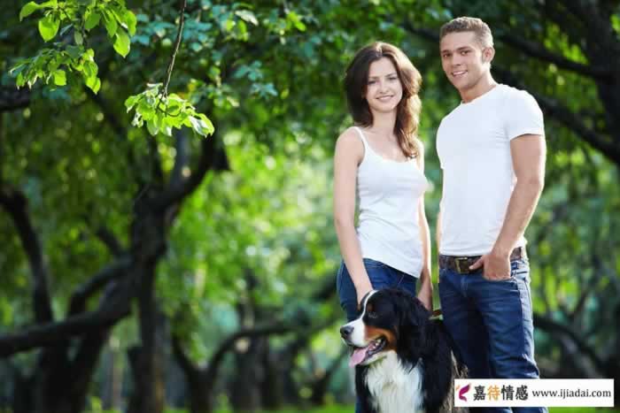 女人主动对你做这些事大多数说明她已经离不开你了，男人要知道(图1)