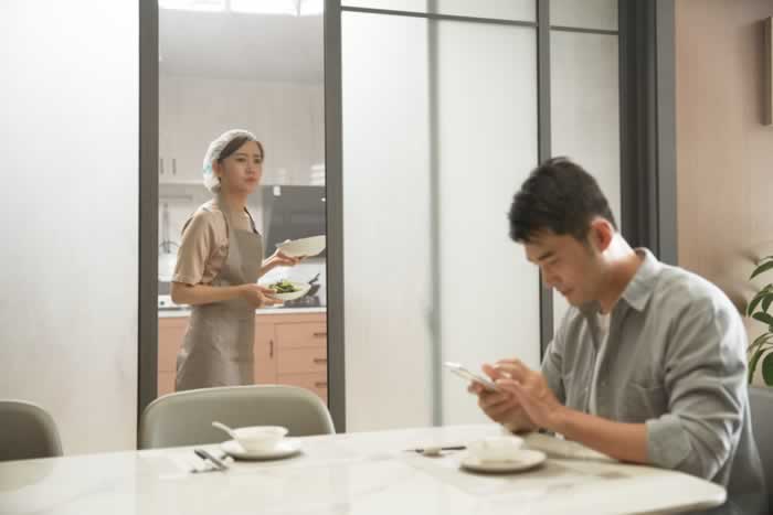 在外社交达人，回家沉默不语，为什么越来越多夫妻“无话可说”？(图1)
