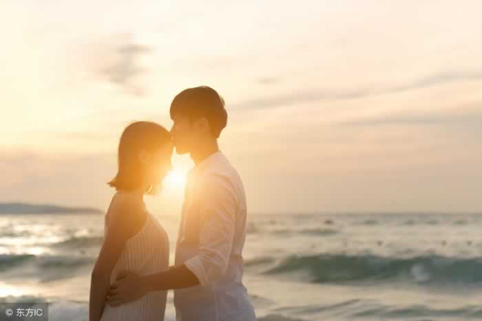 男人不在朋友圈公开你，就真的是不够爱你么？(图2)