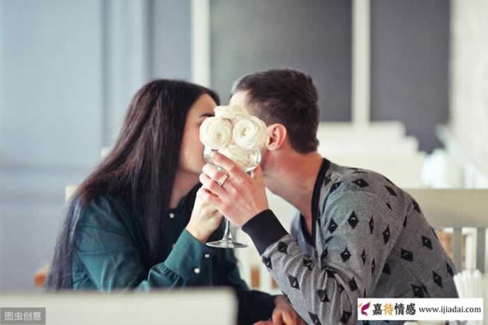 把工资卡交给老婆的男人，现在过得怎样？(图4)