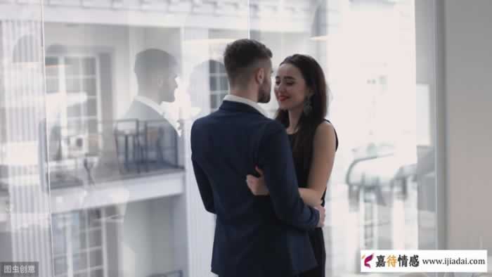 把工资卡交给老婆的男人，现在过得怎样？(图1)