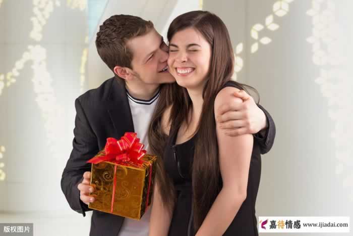 中年女人暗恋男人会有这几种表现方式，这6个细节可以看得出来(图1)