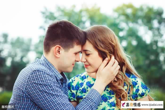 中年女人暗恋男人会有这几种表现方式，这6个细节可以看得出来(图2)