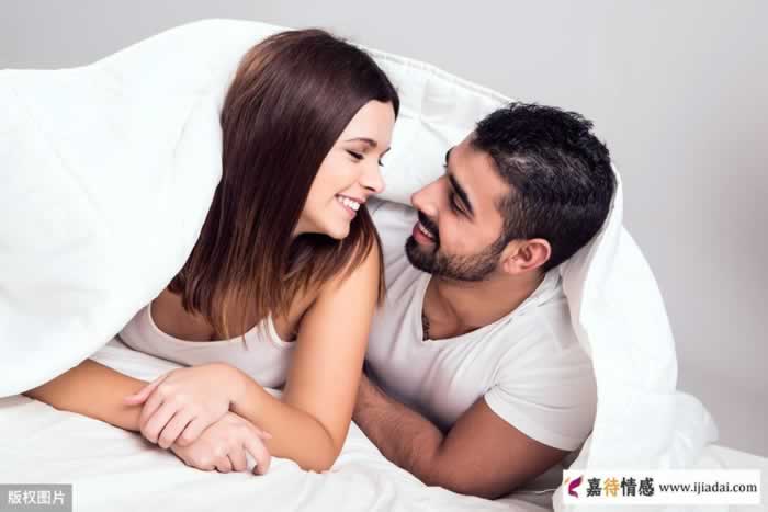 人到中年，如果女人与其他异性发生联系多数会有这4点异常(图1)