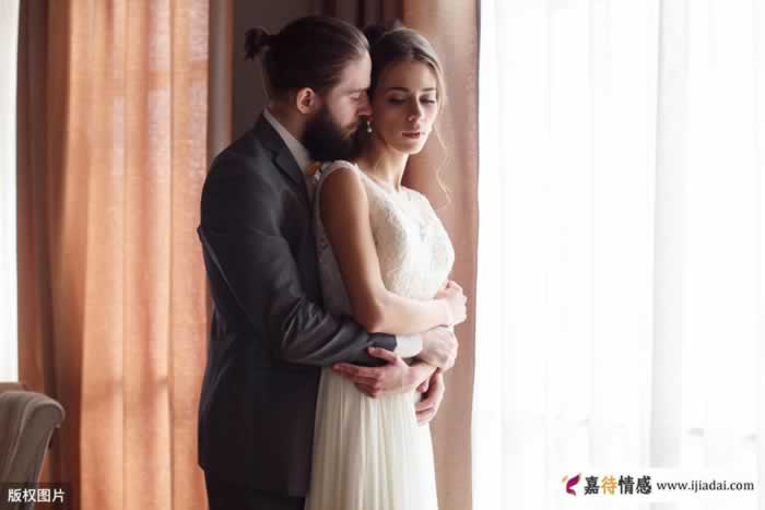 想让中年女人更爱你，要懂得坏但不坏(图2)