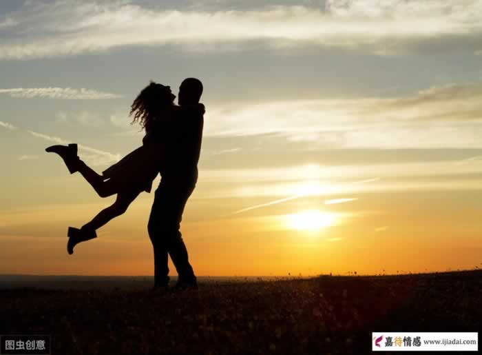 中年男女一起，只关注这些的女人，并不是真的爱你(图2)