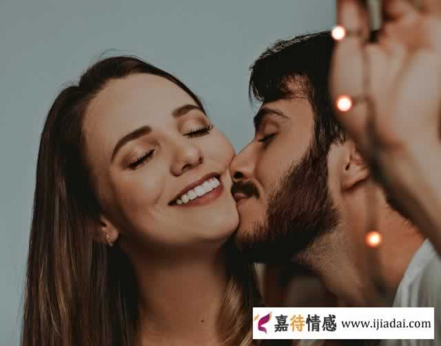 中年男女一起，只关注这些的女人，并不是真的爱你(图1)