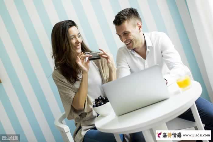 女人有意让你“得逞”，就会给你这些暗示，男人别不懂(图1)