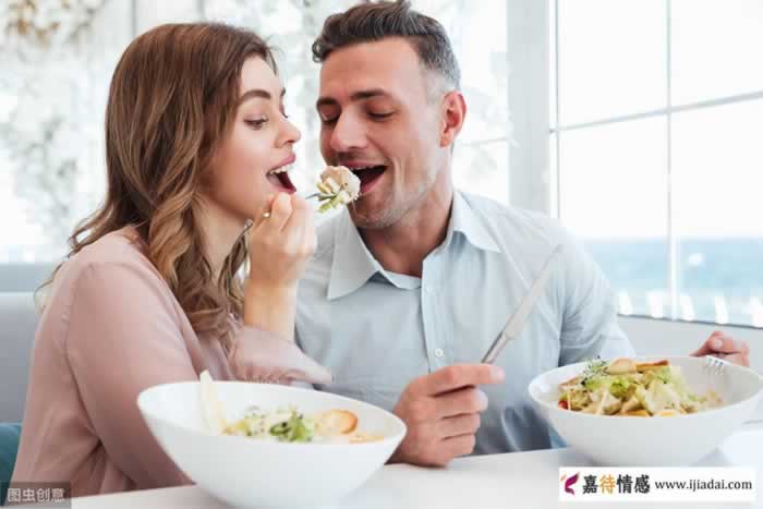 在真心喜欢的人跟前，男人多半会很“拘谨”(图1)