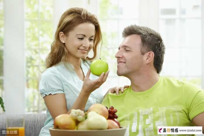 在真心喜欢的人跟前，男人多半会很“拘谨”(图2)