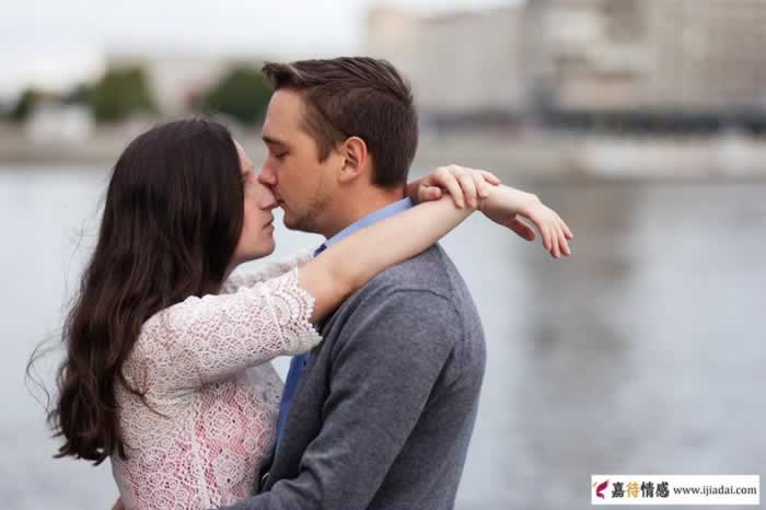 晚上休息时熄灯后，女人有这几点，说明她心里有人了(图1)