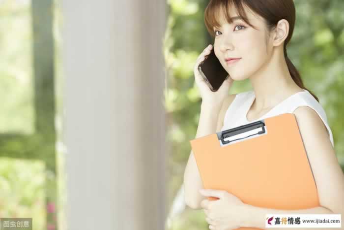 已婚中年女人，暗恋男人的表现方式，几个细节告诉你(图2)