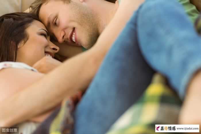 一个不主动联系你的女人，若是有这三个表现，其实她是爱你的(图2)