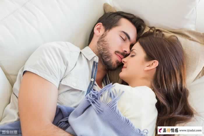 一个不主动联系你的女人，若是有这三个表现，其实她是爱你的(图1)