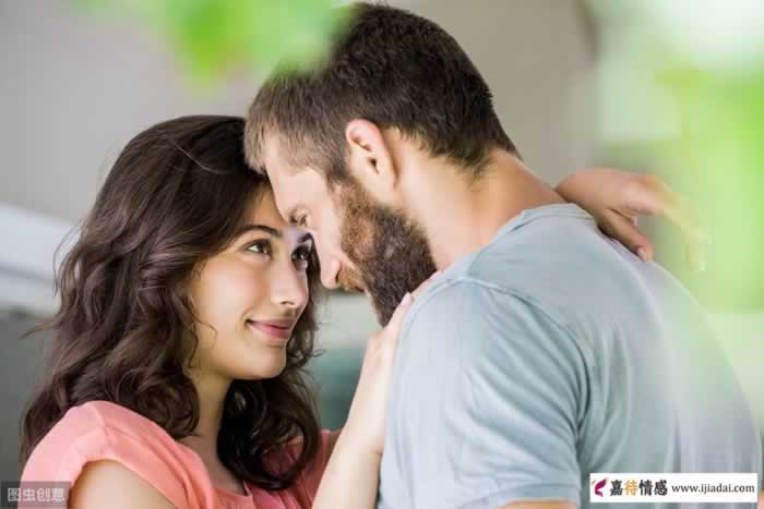 当一个女人对你动了情，她会有几个真实的反应(图1)