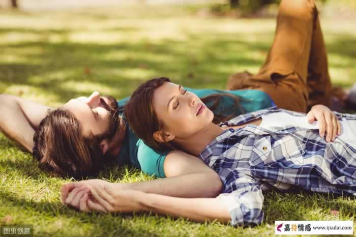 当一个女人对你动了情，她会有几个真实的反应(图2)