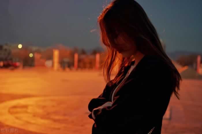 分手后的“空窗期”，挽回前任要懂利用男人的寂寞心理吗？(图1)