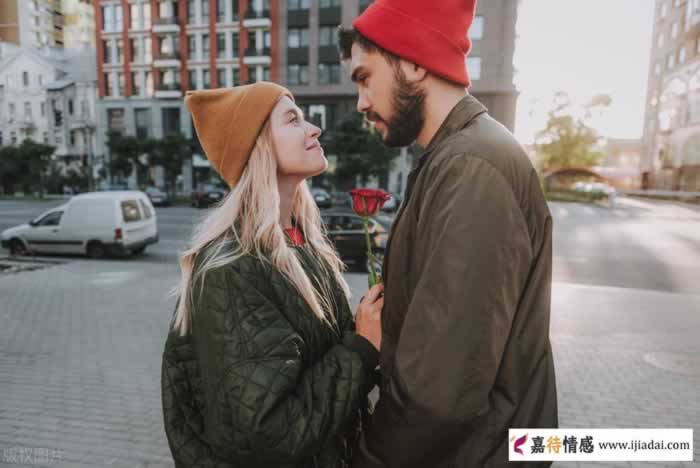 买超宠妻人设崩塌！为爱说着丧偶、断腿的话，却没拦住自己偷吃？(图2)