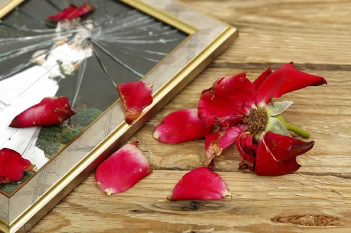 小三跟原配和平相处三年，小三想生子上位，原配如何进行反击？(图1)