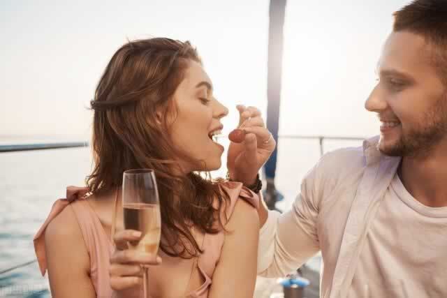 老公出轨，妻子受到的心理伤害怎么办？背叛后的坎要如何跨过去？(图2)